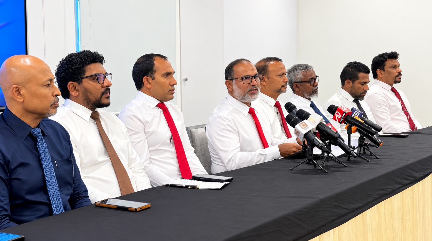 ސިޔާސީ މަކަރާއި ދީނީ އައްޑަނަ: ރަސްމާލެ މަޝްރޫޢާ ދެކޮޅަށް އިދިކޮޅުން ހިންގާ މުނާފިޤު ޙަރަކާތް